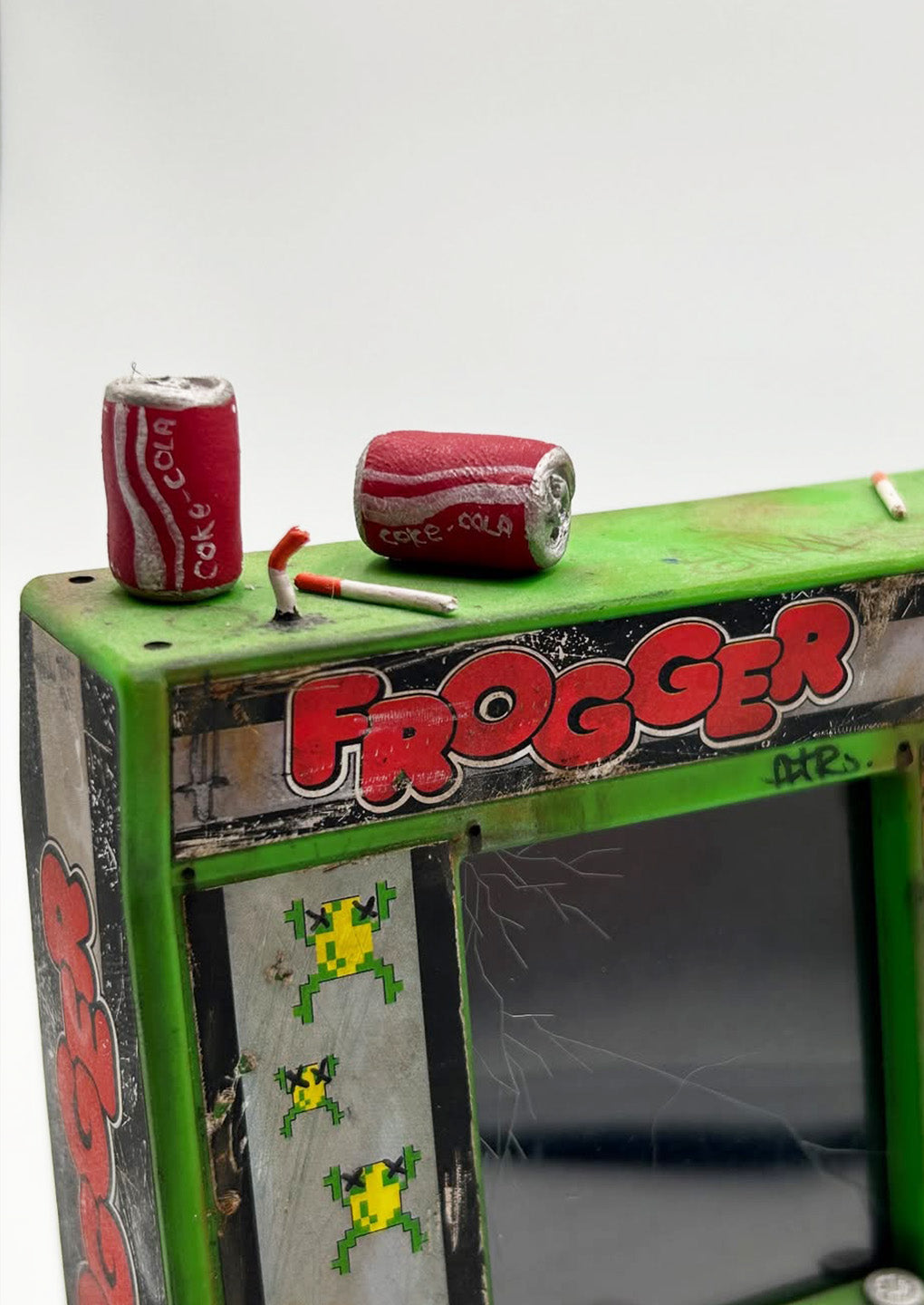 Back alley 002 (with frogger machine)